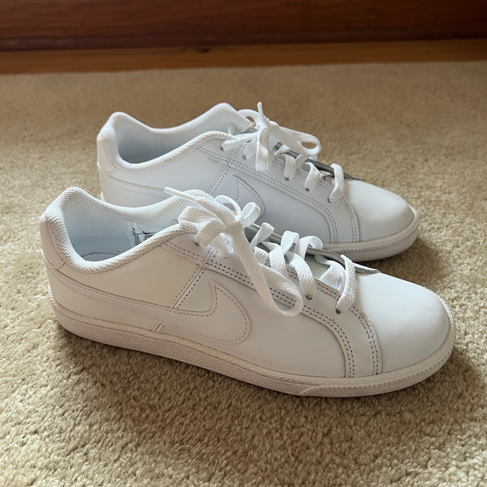 Like new white Nike women’s sneaker